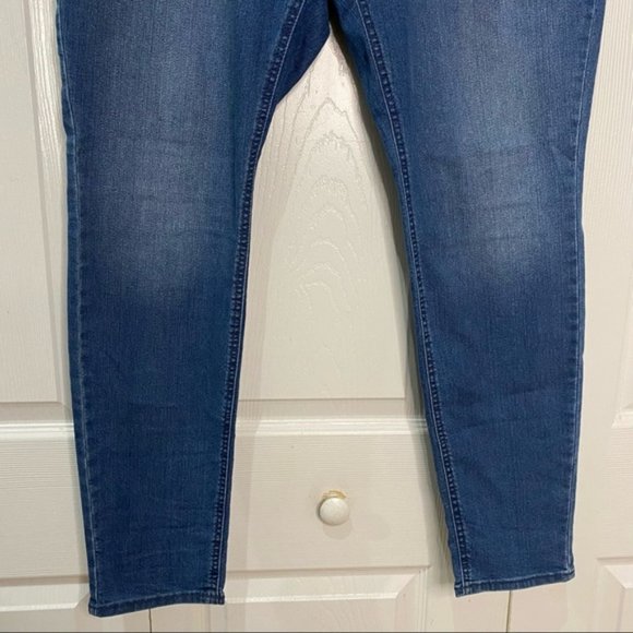 Old Navy Super Skinny Mid-Rise Jeans Medium Wash - Picture 4 of 7